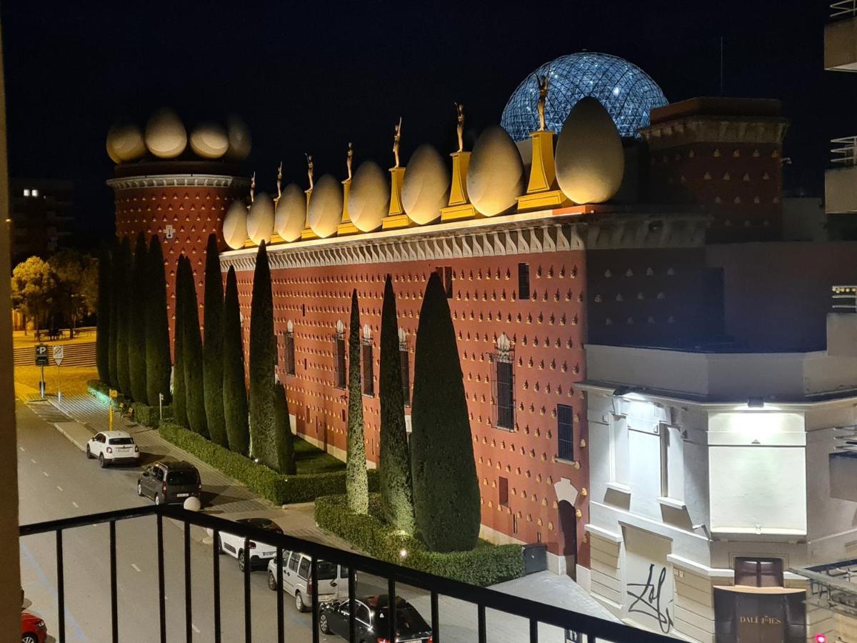 Apartamentos Enfrente Del Museo Dali Figueres  Bilik gambar